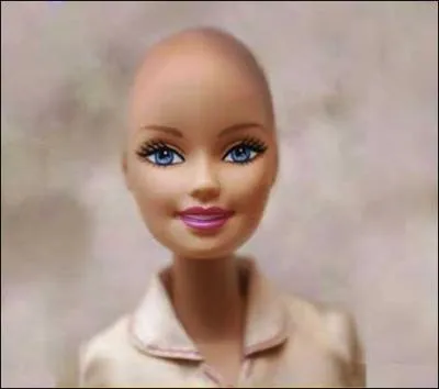 C'est la Barbie chauve. Pour quelle raison ?