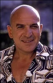 Star chauve de la TV, Telly Savalas, d'origine grecque, tait le flic Kojak, dans une srie policire trs populaire. Outre le fait de porter fedora et costume ray, il avait comme manie ?