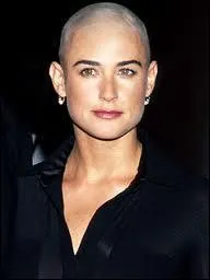 Demi Moore, alors pouse de Bruce Willis, s'est totalement rase la tte pour un rle. Celui qu'elle tenait dans ?