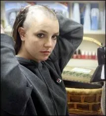 Cette jeune chanteuse  succs piqua une crise un soir et choisit de se raser la tte, sous les flashs des paparazzis. Qui est-elle ?