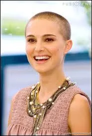 L'actrice Natalie Portman s'est rase la tte pour un rle galement, opration qui tait l'objet d'une scne du film. Pour quel film ?