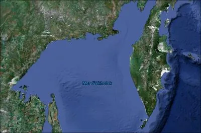 Au bord de quel pays se trouve la mer d'Okhotsk ?
