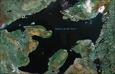 O se trouve le Grand lac de l'Ours ?