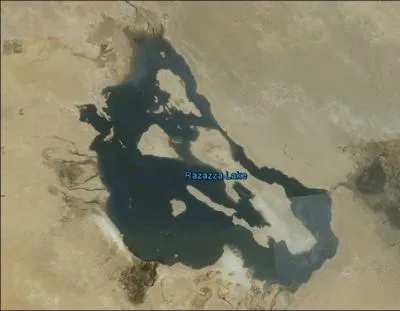 Dans quel pays se trouve le lac Razazza ?