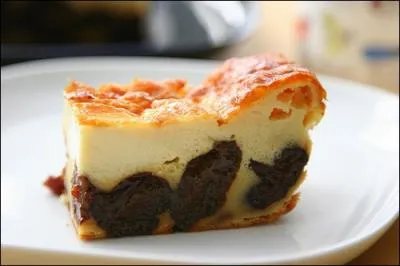 Bien qu'originellement sans fruit, je suis une spcialit rgionale bien souvent garnie de pruneaux. Je suis...