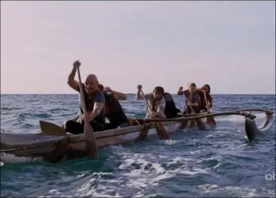  Le petit prince  : Que trouvent les survivants de l'le dans la pirogue laisse sur la plage ?