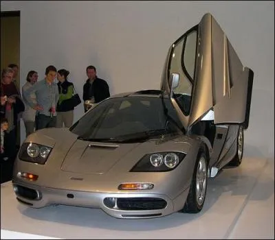 Quel sont les 106 exemplaires d'une voiture sorti entre 92 et 98, atteignant 391 km/h ?