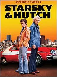 Et voilà Zebra 3 qui arrive en dérapage dans un éclair rouge et blanc ... Pulls incroyables et cabrioles sur le capot, ''Starsky et Hutch'' sortent des flingues qui pèsent 10 kg. Qui est leur indic ?