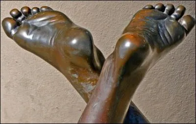 Quel(le) ministre a d dmissionner aprs avoir reu un coup de pied dans le derrire de deux femmes qui l'accusent d'agressions sexuelles et de viols ?