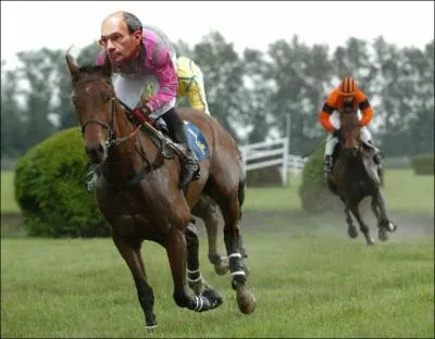 Qui est poursuivi(e) par la Cour de justice de la Rpublique pour avoir vendu l'hippodrome de Compigne  prix discount ?