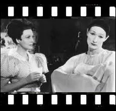 Les amours contraries de Garance et du clbre mime Deburau dans le Paris des annes 30. Un chef d'oeuvre o Marcel Carn dirige magistralement Arletty , Pierre Brasseur et Jean Louis Barrault ... .