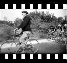 Film de Jacques Tati sorti initialement en Noir et Blanc en 1949 . Une seconde version avec des plans nouveaux coloris au pochoir sortira en 1964. Une 3me version sera entirement colorise en 1995