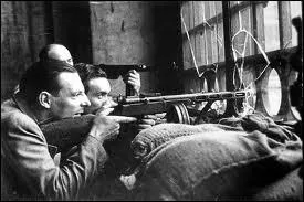 Quand Paris se met en colère / Faut les voir, ces fusils rouillés / Qui clignent de l'œil aux fenêtres / Sur les barricades / Qui jaillissent dans les rues / Chacun sa grenade / Son couteau ou ses mains nues''