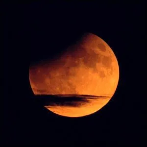 ''La lune trop blême / Pose un diadème / Sur tes cheveux roux / La lune trop rousse / De gloire éclabousse / Ton jupon plein d'trous''
