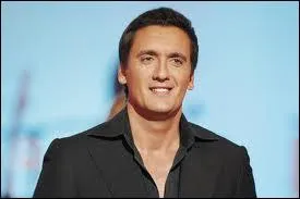 ''Les jupes sont déboutonnées / Les filles ne pensent qu'à être aimées / Les garçons ont les cheveux longs / Et déboutonnent leurs pantalons / Allez viens, viens ----------- ''