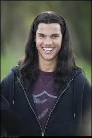 Le jeune acteur Taylor Lautner portait une perruque pour tenir le rle de l'indien Jacob Black, dans la saga Twilight. Quelle est la particularit de la tribu quileute  laquelle il appartient ?