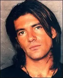 Cet acteur espagnol qui vit  Hollywood o il a construit une carrire internationale est Antonio Banderas. Son pouse est Melanie Griffith. Il fut au cinma Zorro et ?