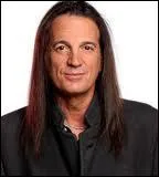 Francis Lalanne est adepte d'un look hors du temps : chemise blanche, hautes bottes de cuir et de magnifiques cheveux longs. Aprs la musique, il a fait connaitre sa passion dvorante pour ?