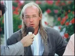 Grand sportif franais, bien srieux avec ses lunettes, lui aussi s'est laiss pousser les cheveux. C'est Laurent Fignon, regrette star de quel sport ?