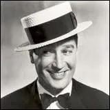 Voici Maurice Chevalier, star de la chanson et du cinma, tant en France qu'aux USA. En quoi le YOU intervient-il avec lui ?
