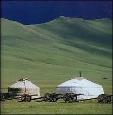 La YOUrte est l'habitat nomade de quel peuple nord oriental ?