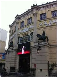 Construit en 1852 par l'architecte Jacques Hittorff, comment tait appel  ses dbuts le cirque d'Hiver  Paris ?