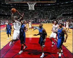 Qui ne joue PAS au basket-ball ?