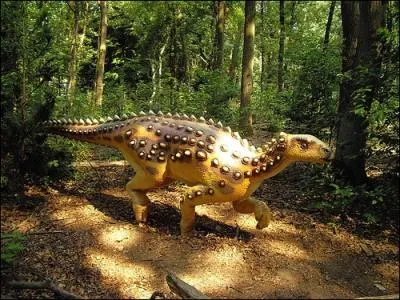 Le scelidosaurus,  lzard  la jambe remarquable  mesure 2 m de long.  quelle espce de dinosaure du Crtac est-il apparent ?
