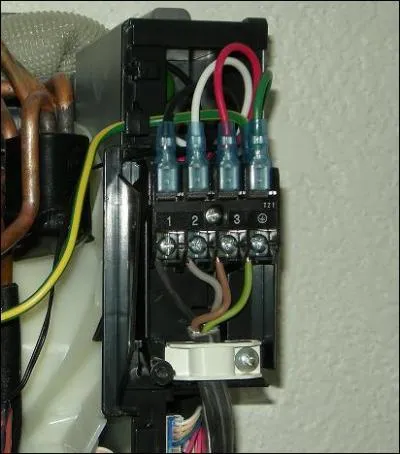 Un câble à 4 fils relie une unité extérieure à une unité intérieure d'un ensemble de climatisation de type Inverter, Ces fils sont :