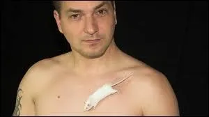 Là il n'y en a qu'une et qu'un, dans le roman elles et ils sont plusieurs, de toutes façons, c'est l'auteur que vous devez trouver, qui est-il donc ?