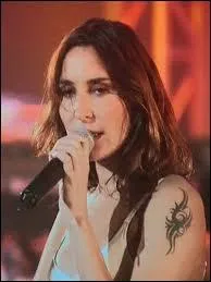 Elle, chante mais son homonyme est l'héroïne d'un roman, par qui a-t-il été écrit ?