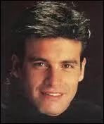 Roch Voisine a la nostalgie de son histoire avec une htesse de l'air, selon le clip de cette chanson qui fut un mga succs dans les pays francophones, de part et d'autre de l'Atlantique...