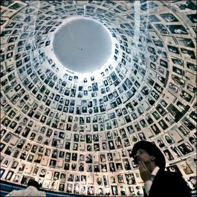 En 2011, combien la France compte-elle de Justes, honors par l'institut Isralien Yad Vashem, pour avoir sauv la vie d'au moins 1 personne de confession Juive ?