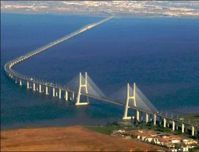 Dans quel pays peut-on emprunter le Pont Vasco de Gama, le plus long pont d'Europe (12 km) ?