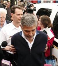 Pour quelle raison l'acteur Georges Clooney s'est-il vu arrt et menott hier  Washington ?