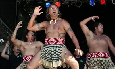 Comment s'appelle la danse rituelle des Maoris rendue célèbre par l'équipe des All Blacks ?