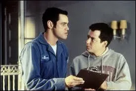 Dans quel film de Ben Stiller joue-t-il un installateur de cble TV qui s'incruste dans la vie de son client ?