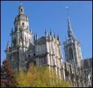 La cathdrale Notre-Dame d'Evreux, fonde au Xe sicle, plusieurs fois dtruite et reconstruite rgne sur le centre historique de la ville avec prs de 70 verrires. Et combien de chapelles ?