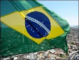 Sur ce drapeau, on voit une sphère bleue sur losange jaune sur fond vert. Il flotte sur ------------.