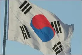 Autour du symbole du Yin et du Yang, des traits noirs représentent l'eau, l'air, le feu et la terre.