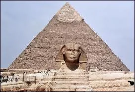 Comment se nomme cette pyramide, derrire le sphinx ?