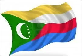 Un croissant blanc sur fond vert avec quatre étoiles blanches et quatre bandes colorées pour les quatre îles de l'archipel.