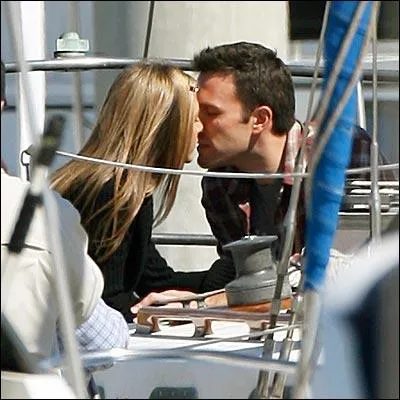 Sur leur voilier, Jennifer Aniston et Ben Affleck sont enfin apaiss dans le film... .