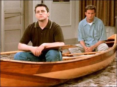Ceci est un cano dans lequel deux amis Joey et Chandler, de la srie Friends, sont assis. Et pourquoi diable ont-ils un cano dans leur salon ?