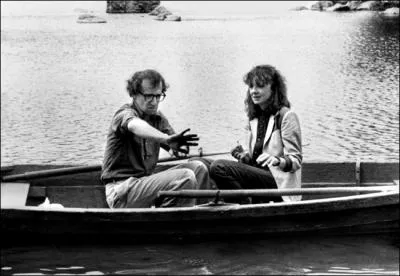 Il veut caresser l'eau pour paratre dtendu, mais hlas, il ramasse... toute la vase. Pour quel film Woody Allen et Diane Keaton sont-ils dans cette barque au cur de New-York ?