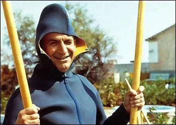 C'est Louis de Funs dans le film Le petit baigneur. Dans quel bateau est-il sur cette image ?