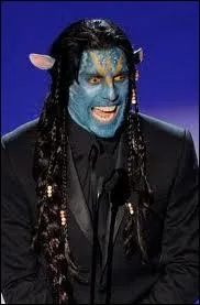 Cheveux longs, nattes et... . peau bleue de Na'vis... sur la scne de la Crmonie des Oscars. Quel acteur a fait le show en arrivant ainsi pour prsenter l'Oscar du meilleur maquillage ?