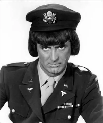 Une coupe trs originale pour Cary Grant, dans ce grand classique de la comdie, qui s'intitule ?