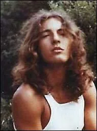 Reconnaissez-vous, sur cette photo de jeunesse, la star du rock qui portait de longs cheveux boucls ?
