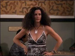 Si bien coiffe habituellement, voici Monica de Friends avec une coupe afro. Pour quelle raison ?